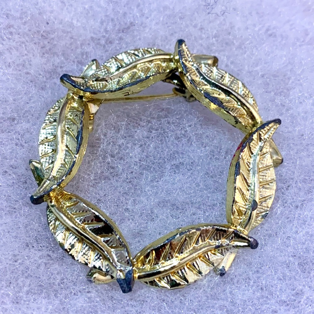Vintage wreath pin 🎄